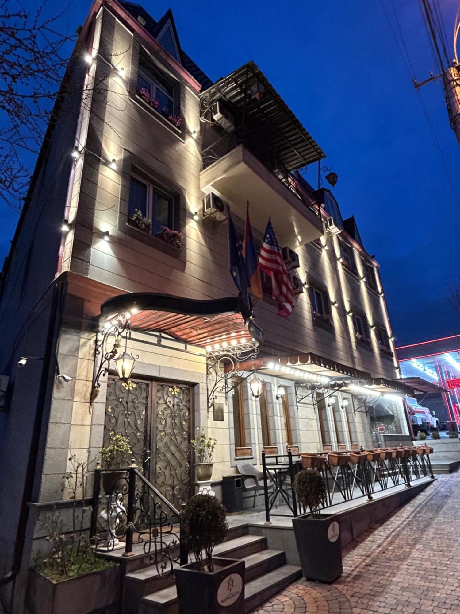 Aleppo Hotel Yerevan Bagian luar foto