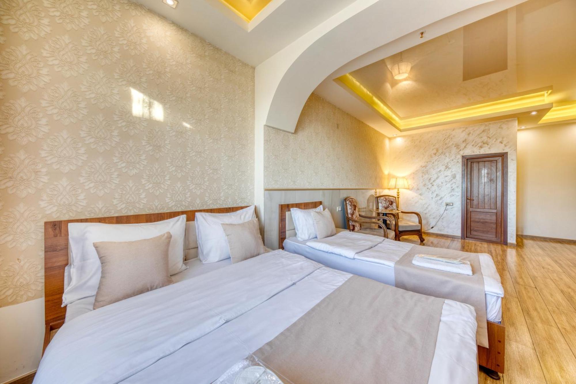 Aleppo Hotel Yerevan Bagian luar foto