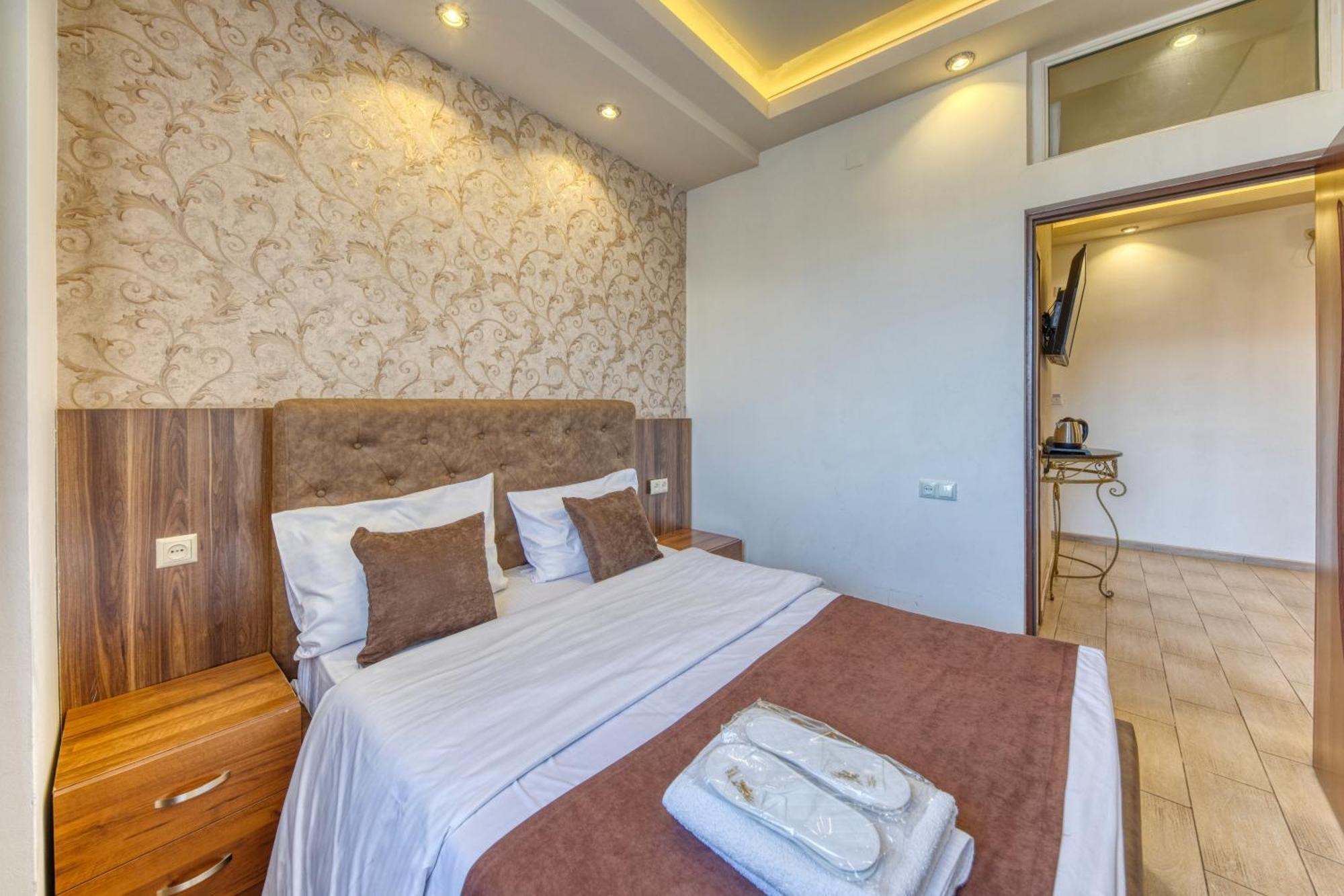 Aleppo Hotel Yerevan Bagian luar foto