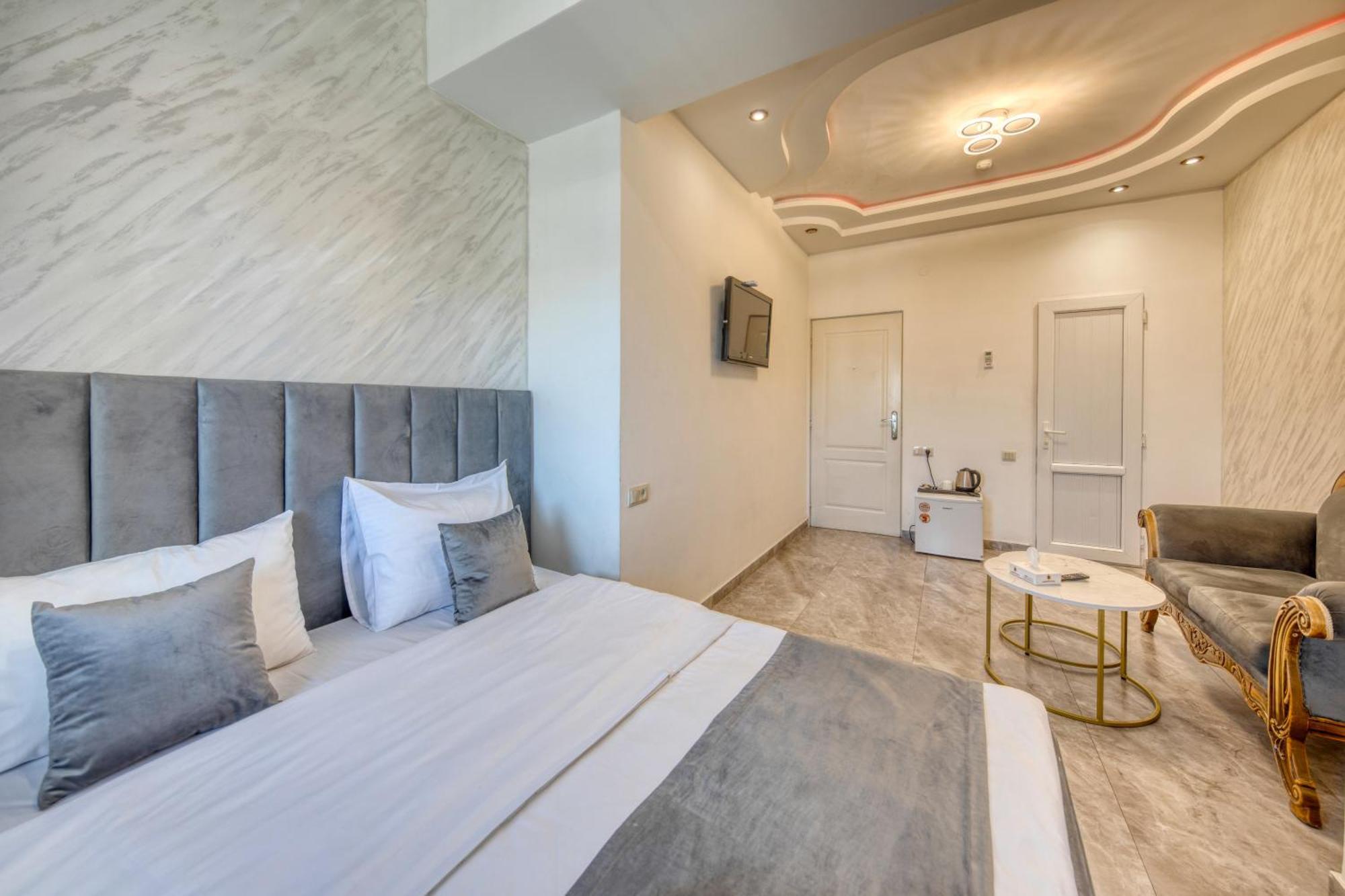 Aleppo Hotel Yerevan Bagian luar foto