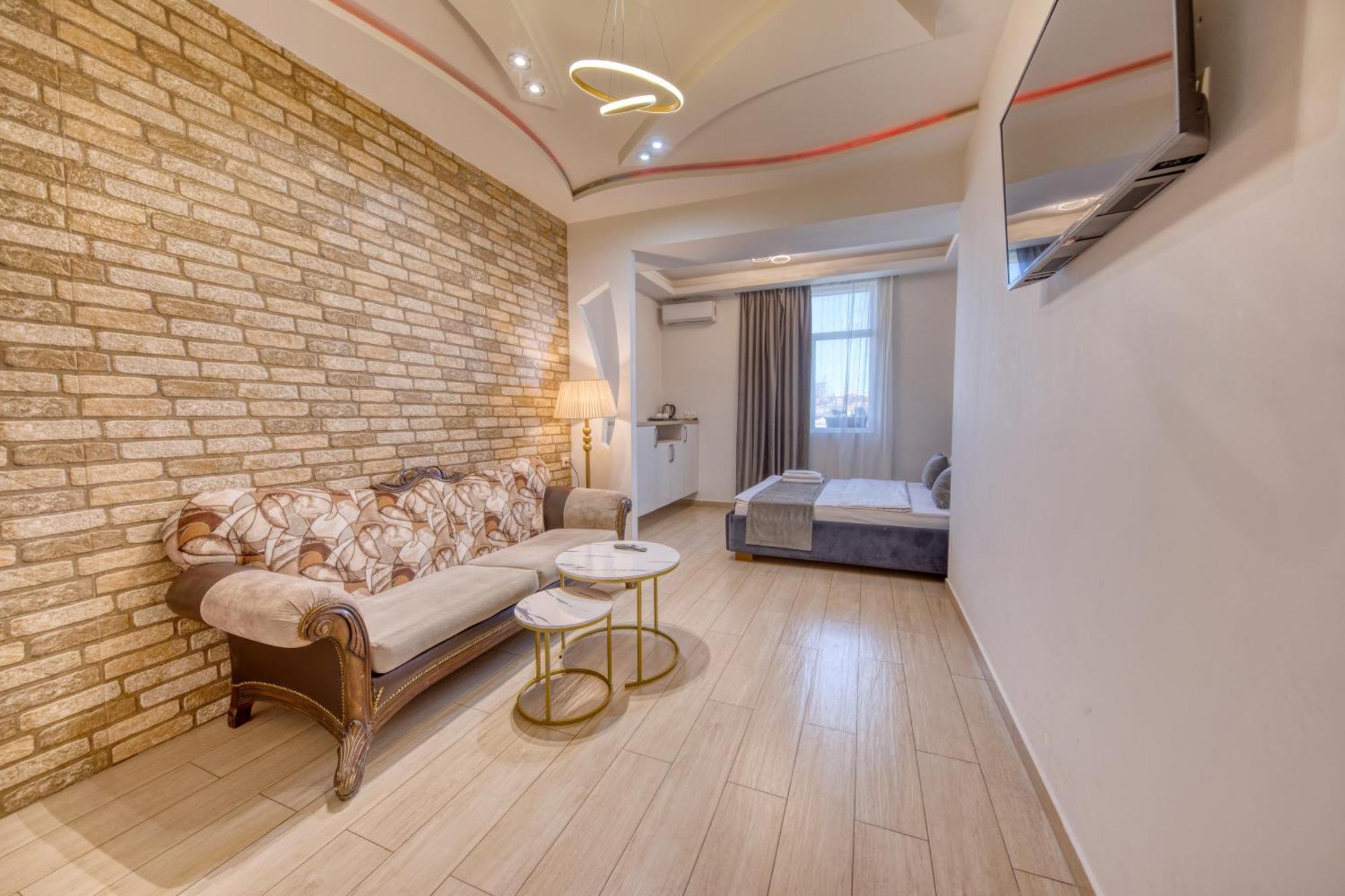 Aleppo Hotel Yerevan Bagian luar foto