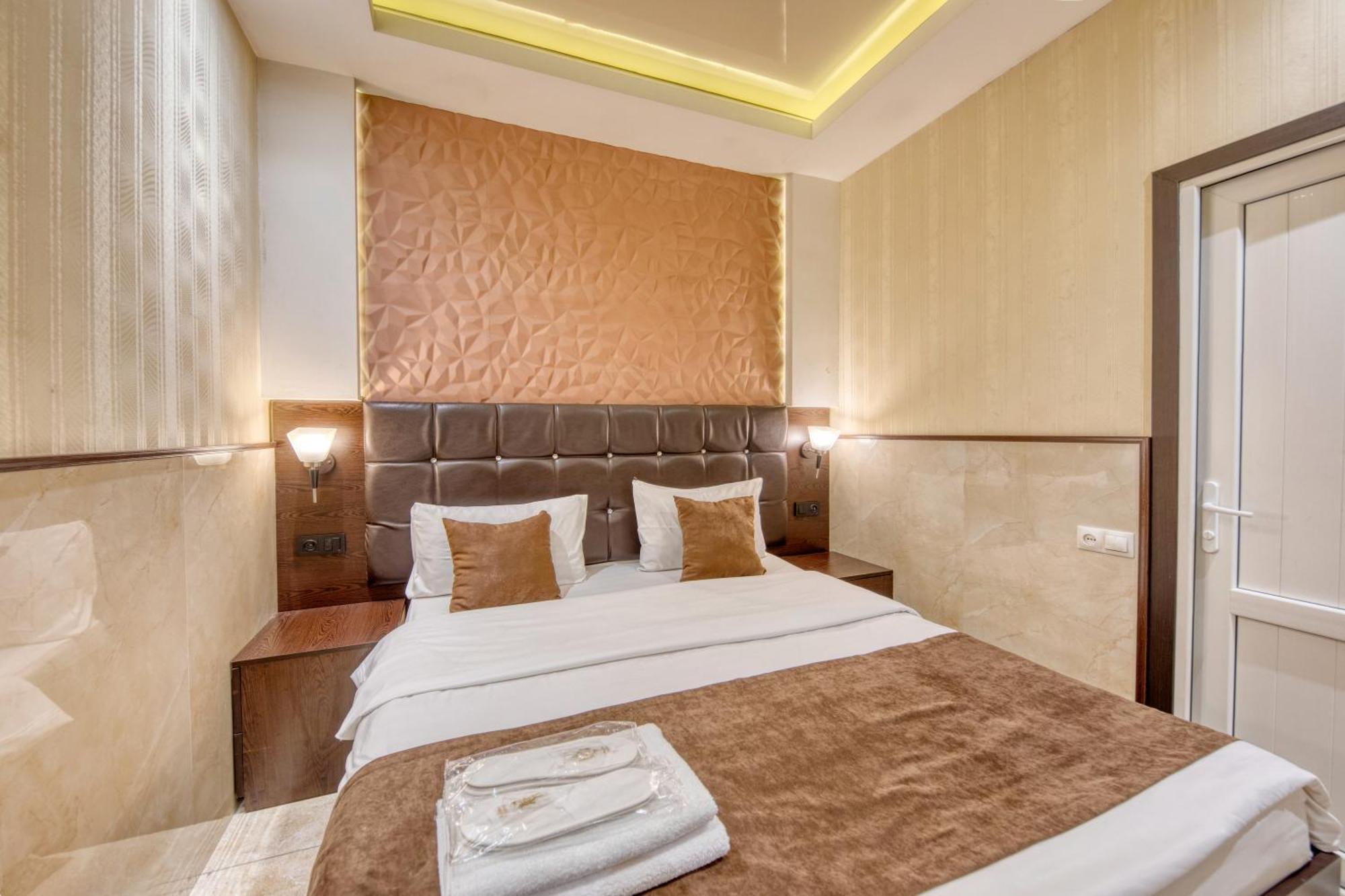 Aleppo Hotel Yerevan Bagian luar foto