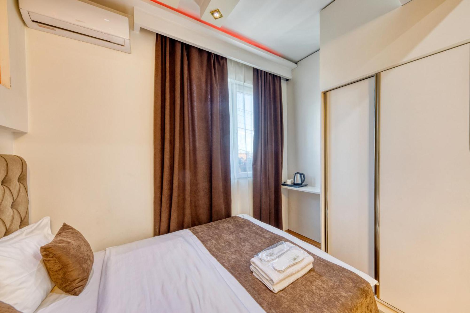 Aleppo Hotel Yerevan Bagian luar foto