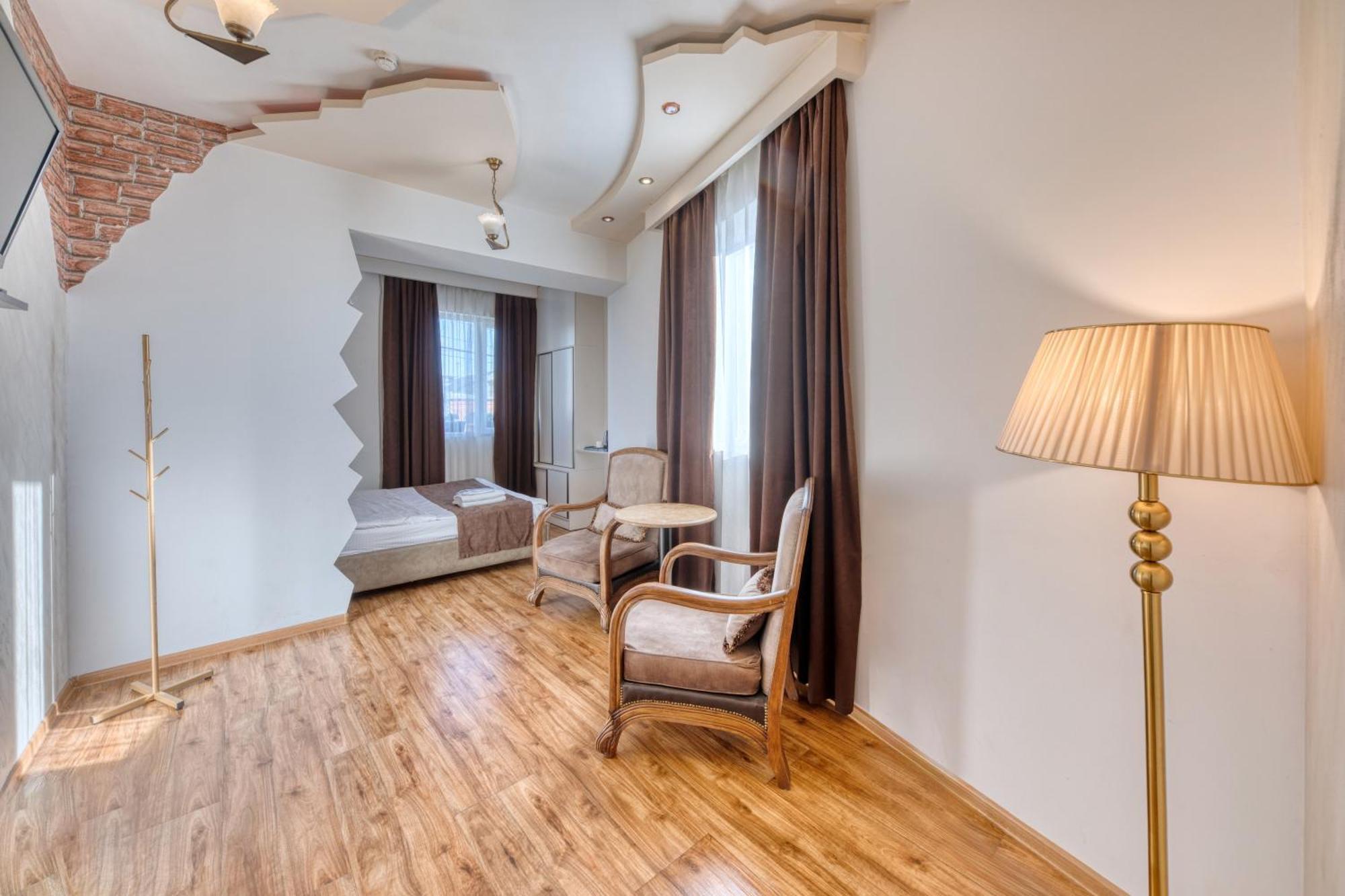 Aleppo Hotel Yerevan Bagian luar foto