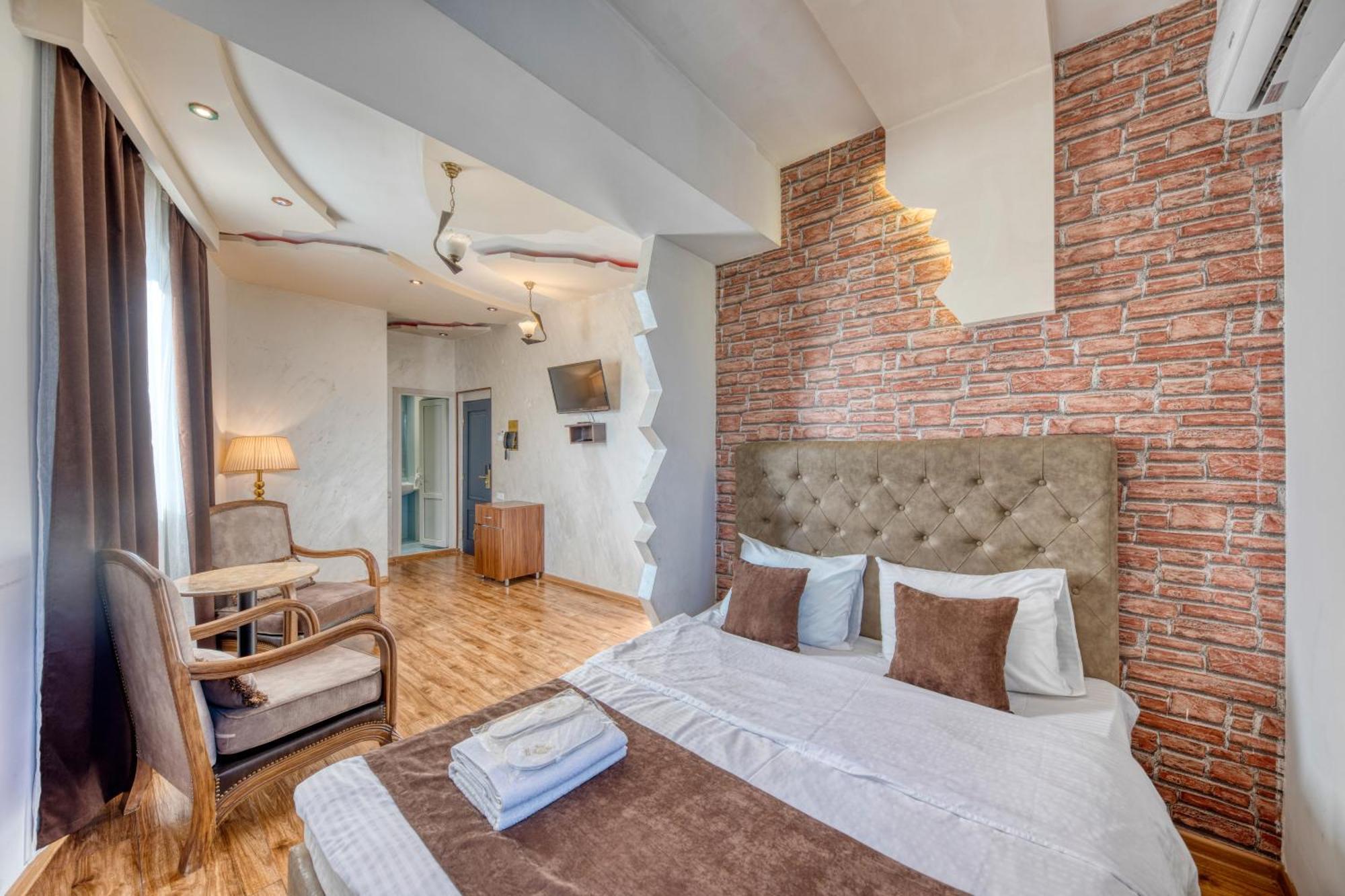 Aleppo Hotel Yerevan Bagian luar foto