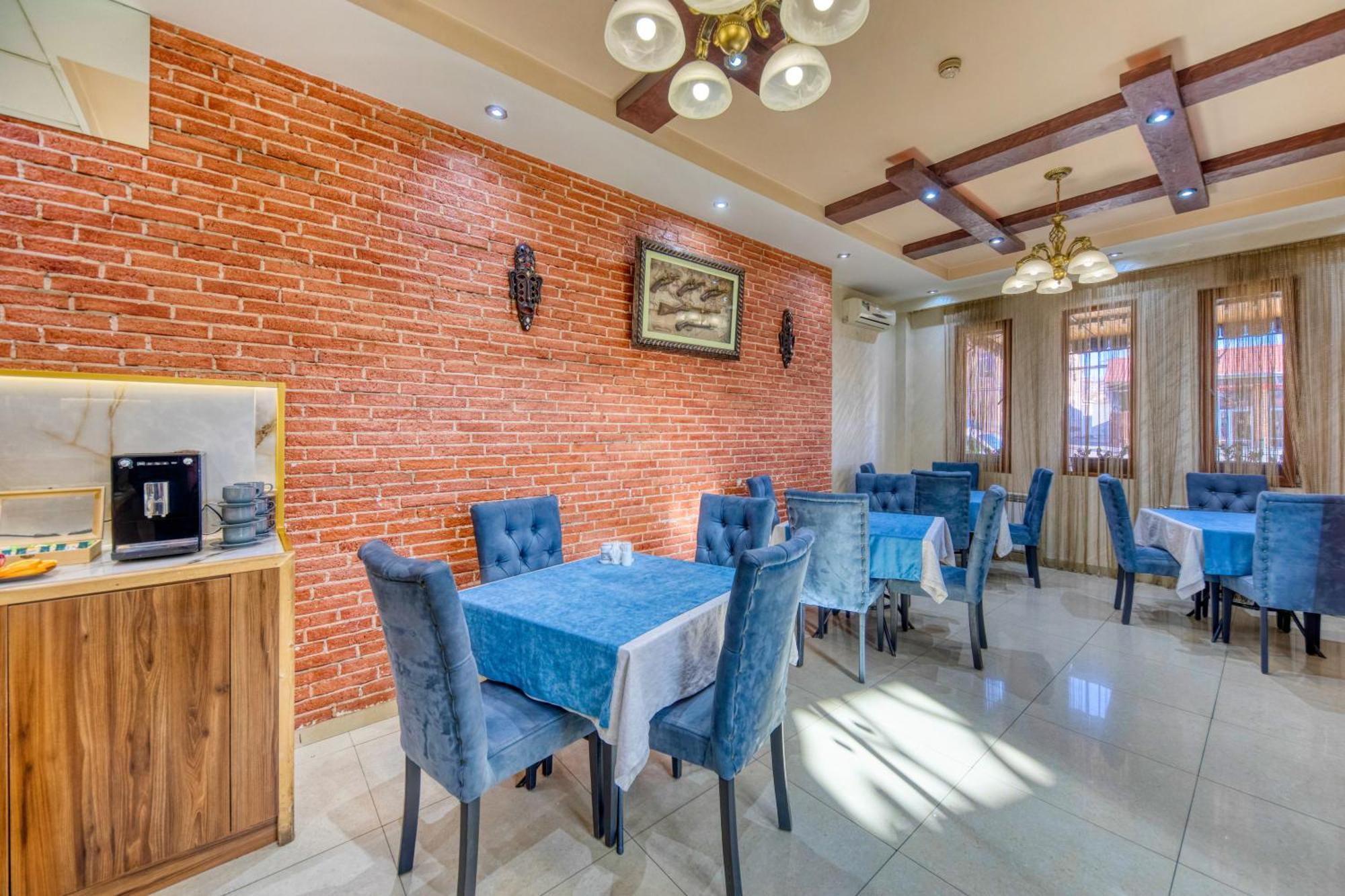 Aleppo Hotel Yerevan Bagian luar foto